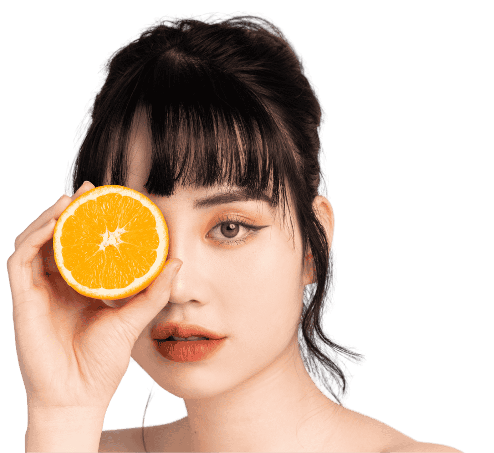 jeune fille avec yuzu / femme asiatique mettant fruit sur l’œil