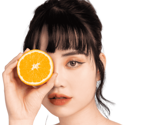 jeune fille avec yuzu / femme asiatique mettant fruit sur l’œil