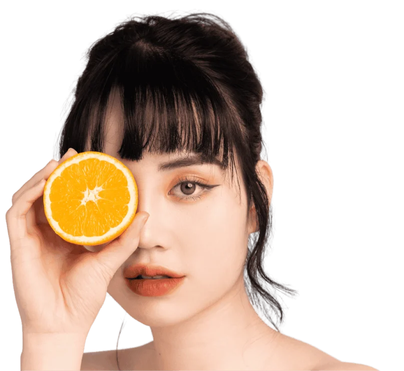 jeune fille avec yuzu / femme asiatique mettant fruit sur l’œil